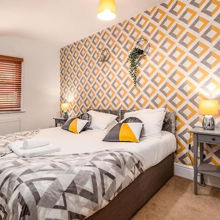 Spacious Contractor House For Large Groups - Private Parking Northampton Eksteriør bilde