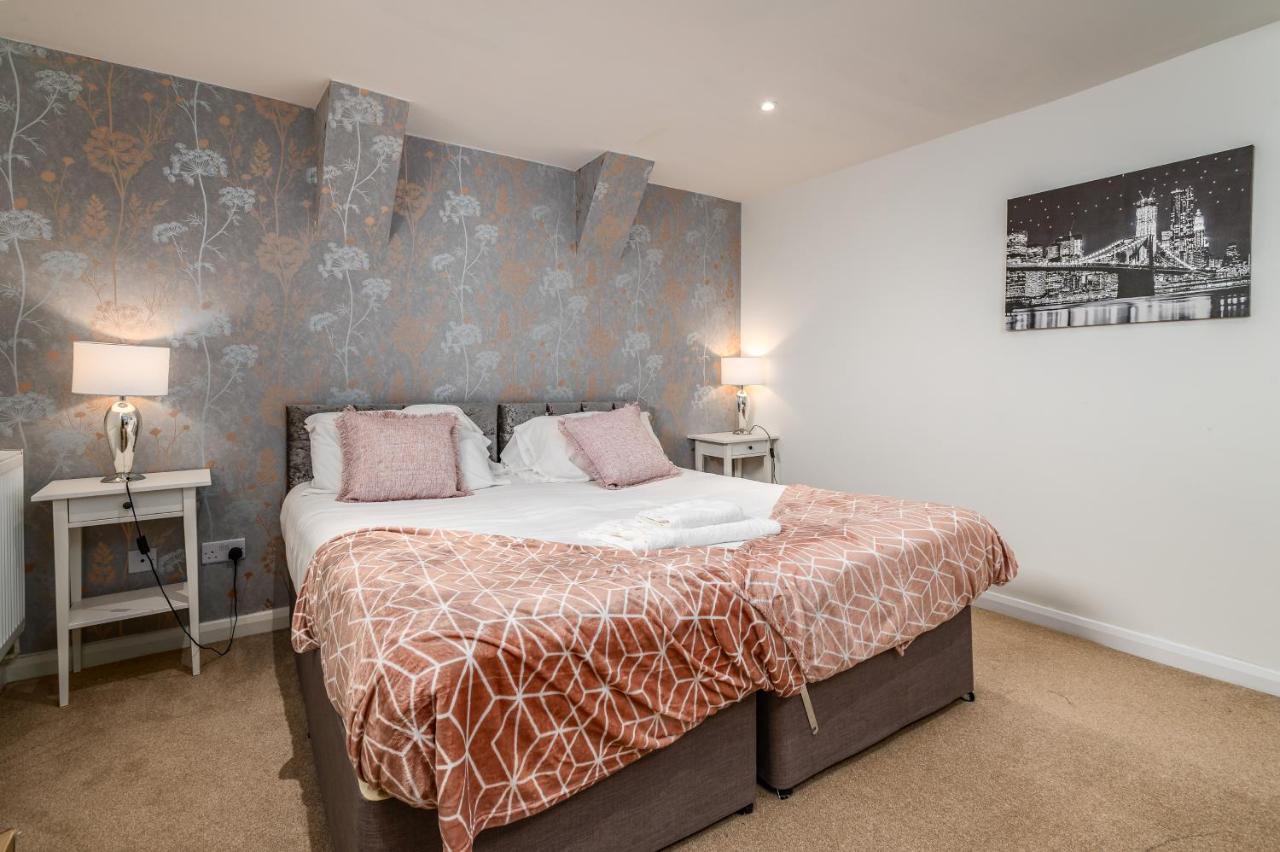 Spacious Contractor House For Large Groups - Private Parking Northampton Eksteriør bilde