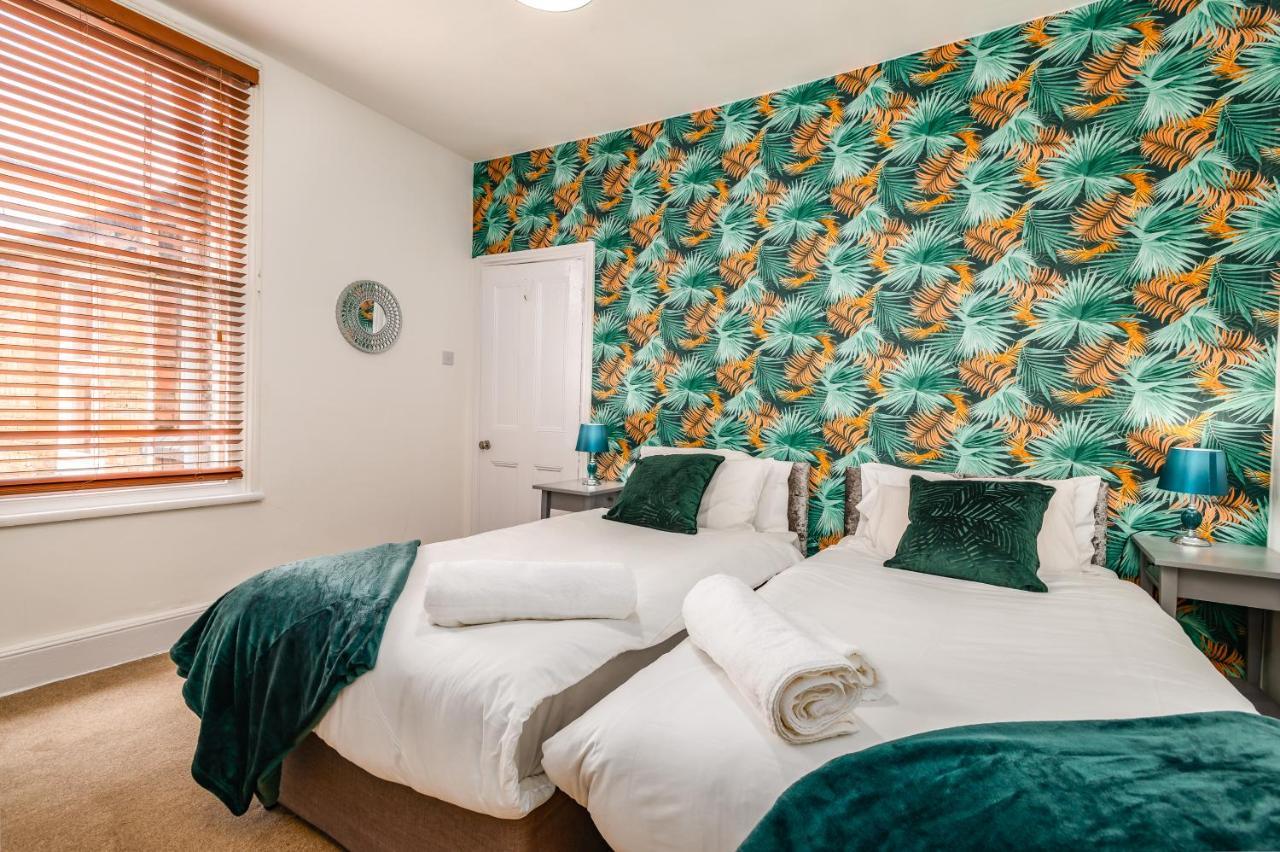 Spacious Contractor House For Large Groups - Private Parking Northampton Eksteriør bilde