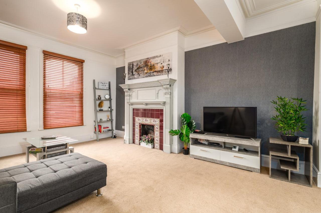 Spacious Contractor House For Large Groups - Private Parking Northampton Eksteriør bilde