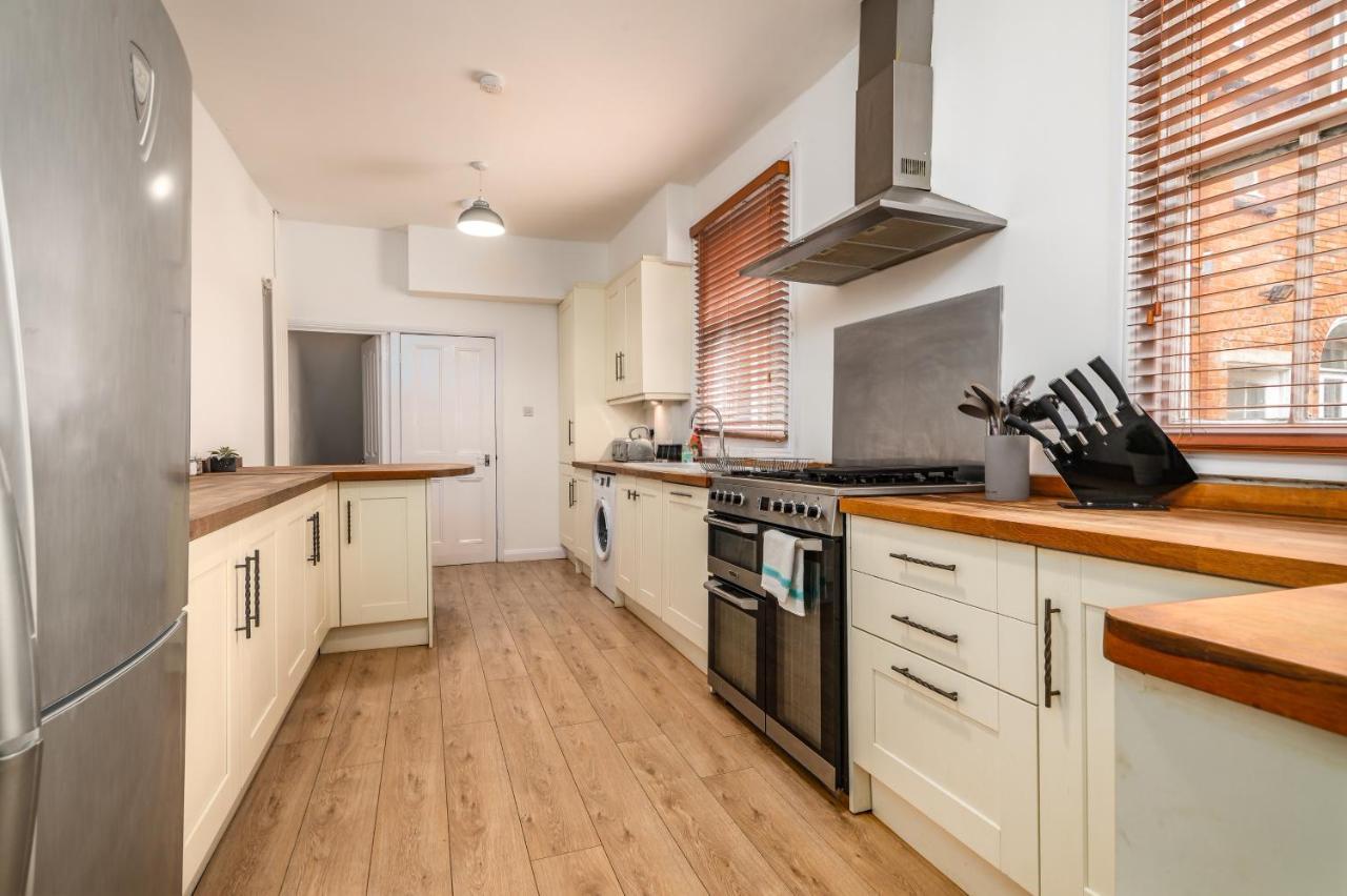 Spacious Contractor House For Large Groups - Private Parking Northampton Eksteriør bilde