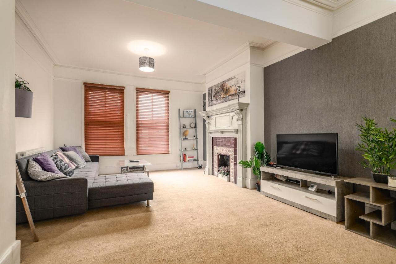 Spacious Contractor House For Large Groups - Private Parking Northampton Eksteriør bilde